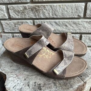 Aetrex Brynn Wedge Adjustable Strap Snakeprint Leather Sandals Sz 8.5